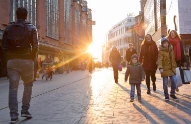 Mensen lopen op straat.